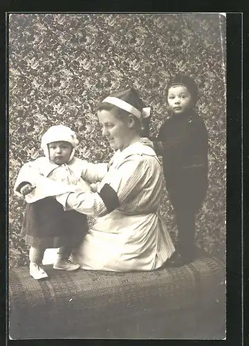 Foto-AK Beleibte Frau mit zwei kleinen Kindern