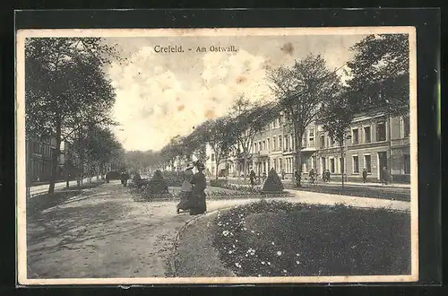 AK Crefeld, Strasse am Ostwall mit Spaziergängern