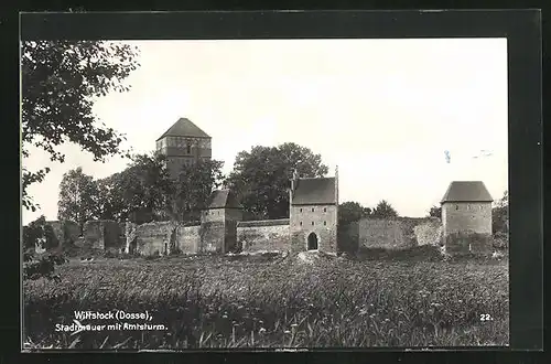 AK Wittstock /Dosse, Blick auf die Stadtmauer mit Amtsturm