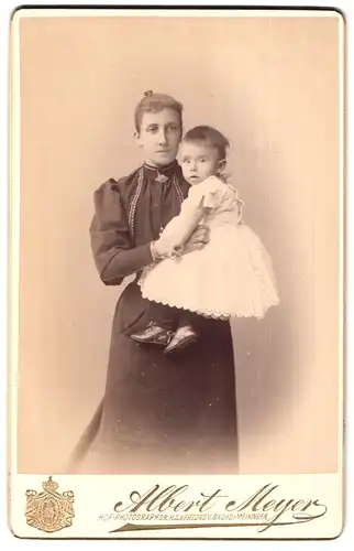 Fotografie Albert Meyer, Berlin-C., Alexander-Strasse 45, Portrait bürgerliche Dame mit kleinem Mädchen auf dem Arm