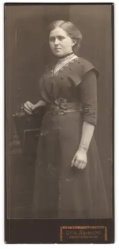 Fotografie Otto Asimont, Geringswalde, Portrait junge Dame im modischen Kleid