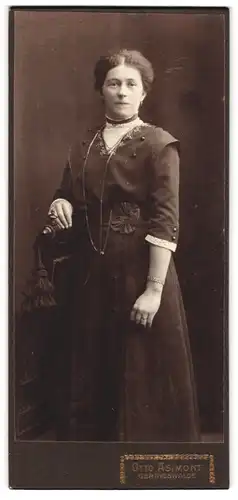 Fotografie Otto Asimont, Geringswalde, Portrait junge Dame im modischen Kleid