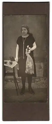 Fotografie unbekannter Fotograf und Ort, Portrait junge Dame im Kleid mit Blumen