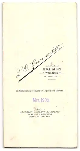 Fotografie L. O. Grienwaldt, Bremen, Wall 86, Portrait junge Dame im Kleid mit Rosen