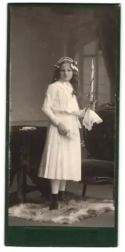 Fotografie Emil Ganghofer, Egern, Portrait weiss gekleidetes junges Mädchen mit Kerze