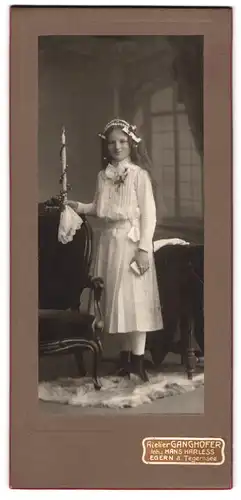 Fotografie Hans Harless, Egern a. Tegernsee, Portrait weiss gekleidetes junges Mädchen mit Kerze