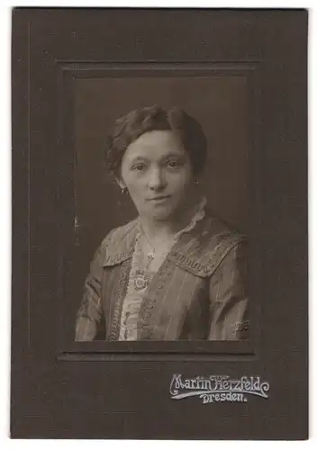 Fotografie Martin Herzfeld, Dresden, Portrait junge Dame mit moderner Frisur