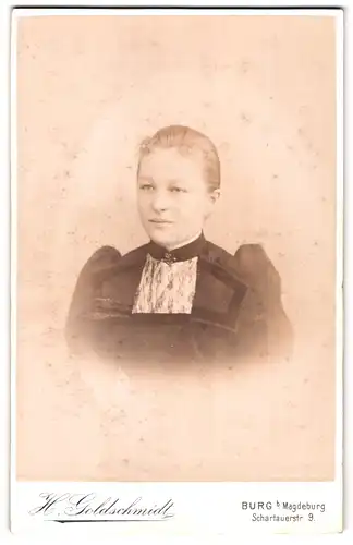Fotografie H. Goldschmidt, Burg b /M., Schartauerstrasse 9, Portrait junge Dame mit zurückgebundenem Haar