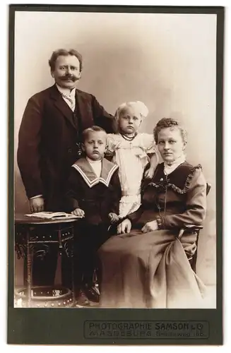 Fotografie Samson & Co., Magdeburg, Breiteweg 168, Portrait bürgerliches Paar mit zwei Kinder