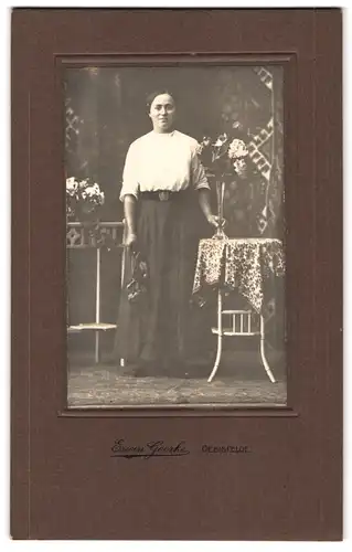 Fotografie Erwin Goerke, Oebisfelde, Portrait bürgerliche Dame in weisser Bluse und Rock