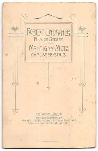 Fotografie Robert Lindacher, Montigny-Metz, Chaussee-Strasse 3, Portrait süsses Kleinkind im weissen Hemd