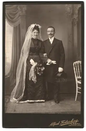 Fotografie Alfred Fritzsching, Löbau, Gartenstrasse, Portrait junges Paar in Hochzeitskleidung mit Blumenstrauss