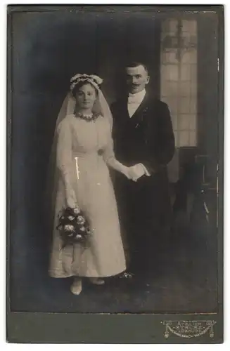 Fotografie Atelier Strube, Löbau i /S., Portrait junges Paar in Hochzeitskleidung mit Blumenstrauss