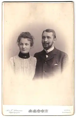 Fotografie A. & F. Naumann, Leipzig, Dorotheenstrasse 6, Portrait junges Paar in modischer Kleidung