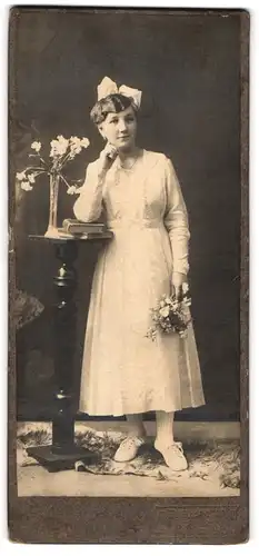 Fotografie Atelier Victoria, Aussig, Marktplatz, Portrait junge Dame im weissen Kleid mit Blumenstrauss