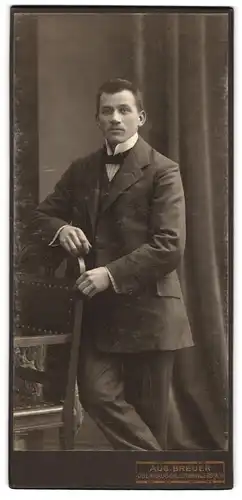 Fotografie Aug. Breuer, Oberhausen, Lothringerstrasse 9, Portrait junger Herr im Anzug mit Fliege