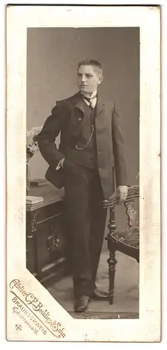Fotografie C. F. Beddies & Sohn, Braunschweig, Kuhstrasse 10, Portrait junger Herr im Anzug mit Krawatte