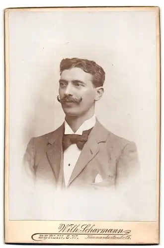 Fotografie Wilh. Scharmann, Berlin-SW, Kommandantenstrasse 15, Portrait eleganter Herr mit Moustache