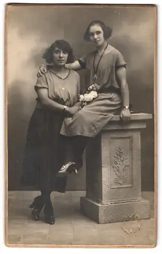 Fotografie unbekannter Fotograf und Ort, Portrait zwei junge Damen in modischer Kleidung