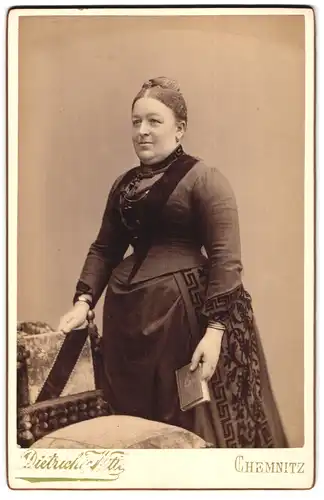 Fotografie Dietrich & Witte, Chemnitz, Poststrasse 31, Portrait beleibte Dame in modischer Kleidung mit Buch