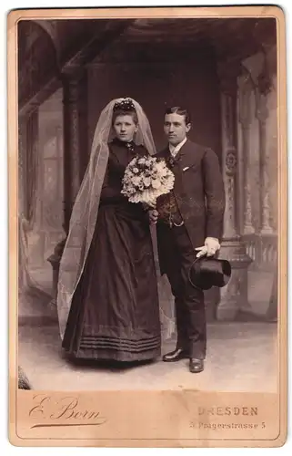 Fotografie E. Born, Dresden, Pragerstrasse 5, Portrait junges Paar in Hochzeitskleidung mit Blumenstrauss