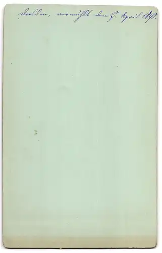 Fotografie E. Born, Dresden, Pragerstrasse 5, Portrait junges Paar in Hochzeitskleidung mit Blumenstrauss