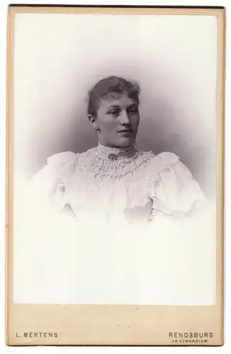 Fotografie L. Mertens, Rendsburg, Portrait junge Dame mit zurückgebundenem Haar