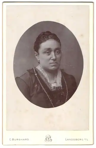 Fotografie C. Burghard, Landsberg a /L., Brustportrait bürgerliche Dame mit hochgestecktem Haar