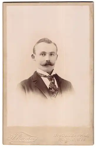 Fotografie Thomas, Racine, Wis., 1219 College Ave., Portrait eleganter Herr mit Moustache