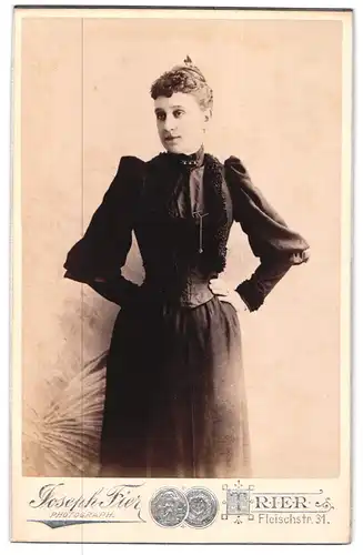 Fotografie Joseph Fier, Trier, Fleischstrasse 31, Portrait junge Dame in zeitgenössischer Kleidung