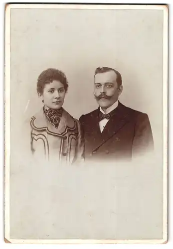 Fotografie Th. Möller, Stralsund, Tribseer-Strasse 8, Portrait junges Paar in modischer Kleidung