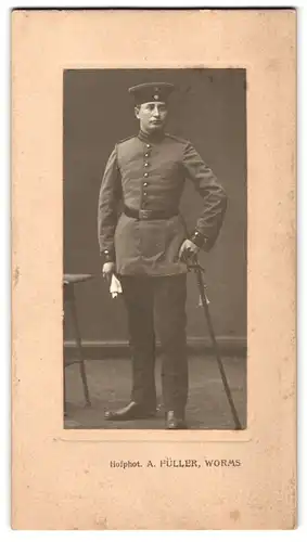 Fotografie A. Füller, Worms, Portrait Soldat in Uniform mit Degen