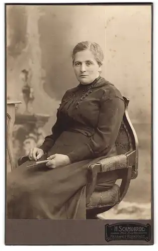 Fotografie Heinrich Schmorrde, Herrnhut, Portrait bürgerliche Dame im Kleid mit Buch