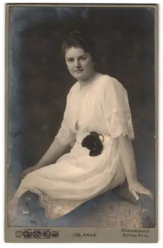 Fotografie Jos. Raab, Braunschweig, Bohlweg 40 a, Portrait junge Dame im weissen Kleid