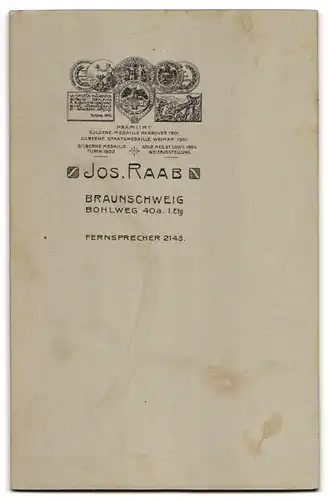 Fotografie Jos. Raab, Braunschweig, Bohlweg 40 a, Portrait junge Dame im weissen Kleid