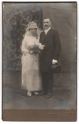 Fotografie E. Rücker, Zehdenick, Poststrasse 1, Portrait bürgerliches Paar in Hochzeitskleidung mit Blumenstrauss