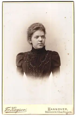 Fotografie Fr. Kayser, Hannover, Georgstrasse 1, Portrait junge Dame im hübschen Kleid