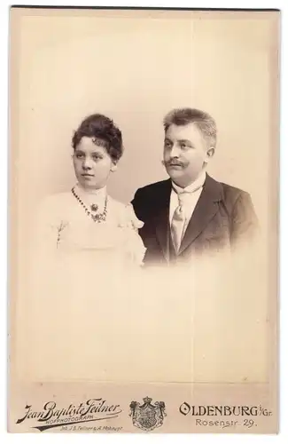 Fotografie Jean Baptiste Feilner, Oldenburg i. Gr., Rosenstrasse 29, Portrait junges Paar in hübscher Kleidung