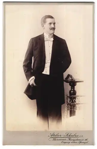 Fotografie E. W. Schulze, Hannover, Georgstrasse 16, Portrait elegant gekleideter Herr mit Moustache