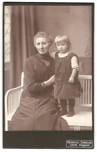 Fotografie Heinrich Engelke, Lehe a. d. Weser, Hafenstrasse 216, Portrait ältere Dame im Kleid mit kleinem Mädchen