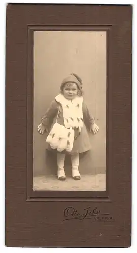 Fotografie Otto John, Dresden, Holbeinstrasse 95, Portrait kleiner Junge im Mantel mit Hermelintasche