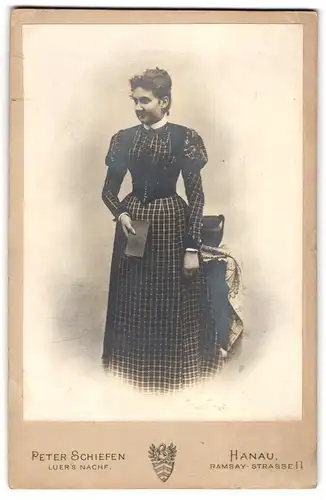 Fotografie Peter Schiefen, Hanau, Ramsay-Strasse 11, Portrait junge Dame im karierten Kleid