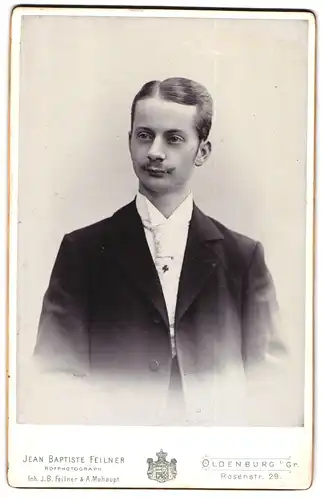 Fotografie Jean Baptiste Feilner, Oldenburg i /Gr., Rosenstrasse 29, Portrait eleganter Herr mit Oberlippenbart