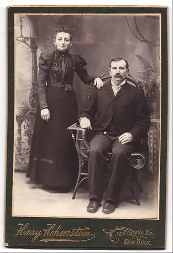 Fotografie Henry Hohenstein, New York, 564 Grand St., Portrait bürgerliches Paar in hübscher Kleidung