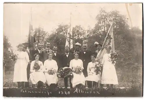 Fotografie unbekannter Fotograf, Ansicht Altbüron, Fahnenweihe 1920 des Schützenverein mit Füllhorn