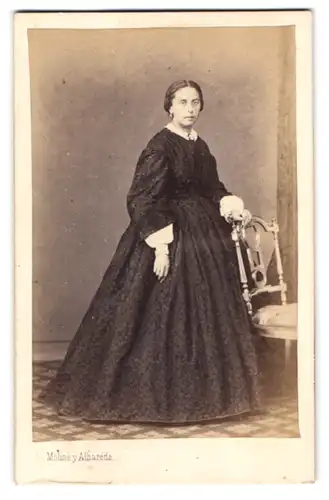 Fotografie Moline y Albareda, Barcelona, Arolas 16, Portrait Dame im dunklen Reifrock Kleid an einem Stuhl stehend
