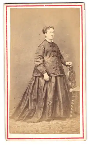 Fotografie Gaspar Casulleras, Barcelona, Pasage Madoz 5, Portrait Dame im seidenen Winterkleid und Dutt