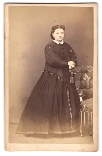 Fotografie J. Davicce, Ort unbekannt, Portrait junge Frau im dunklen Biedermeierkleid mit Zöpfen
