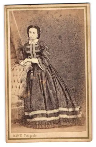 Fotografie J. Marti, Barcelona, Calle del Agla 6, Portrait Dame im Biedermeierkleid mit Locken