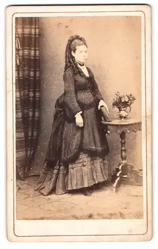 Fotografie unbekannter Fotograf und Ort, Portrait junge Frau im Biedermeierkleid mit Zöpfen